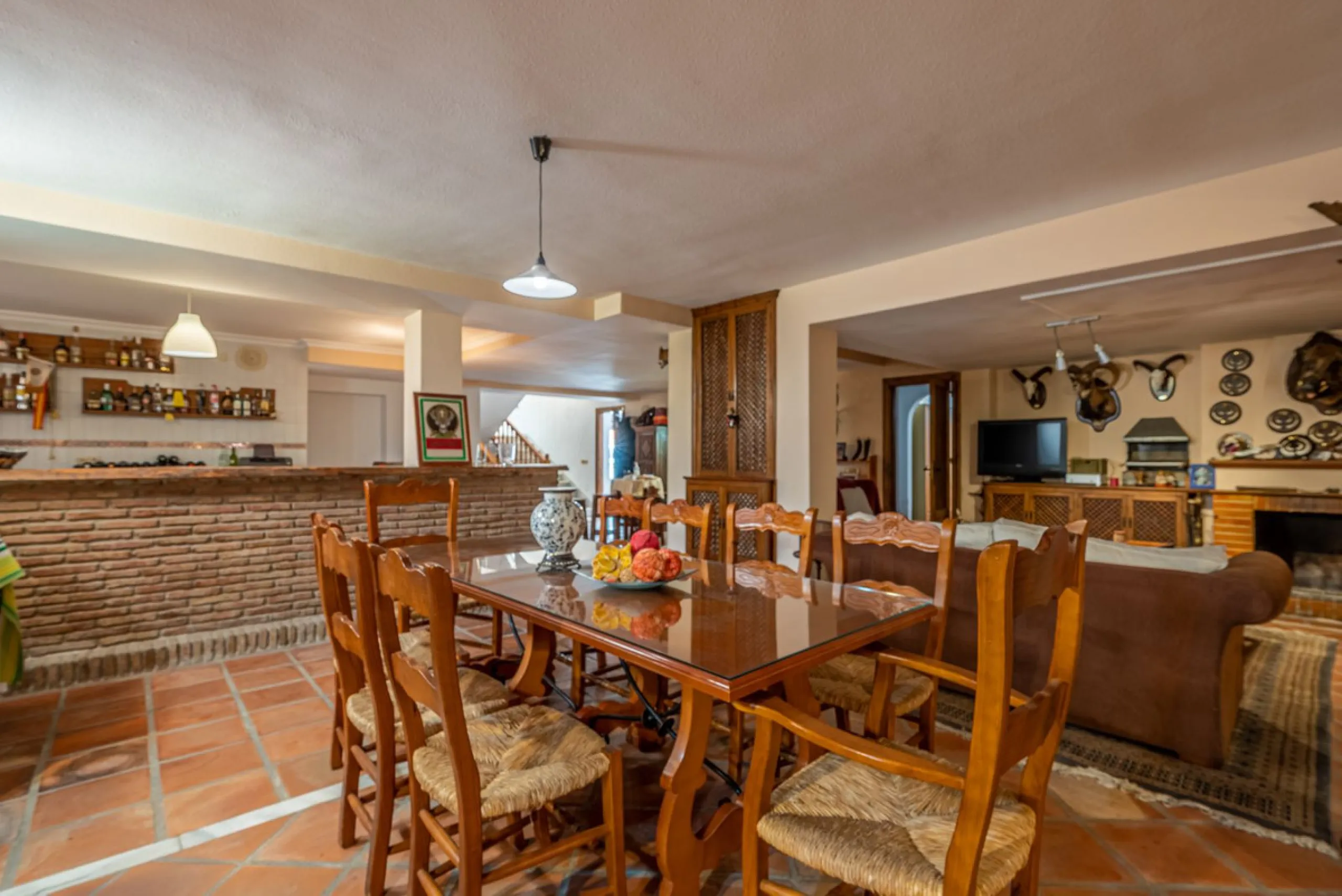 Magnificent Villa for sale with pool and private garden very close to the beach near the Puerto Marina in Benalmádena Costa. It is a villa with personality and its own style. Contemporary architecture on the outside joins with the Andalusian style  to enj