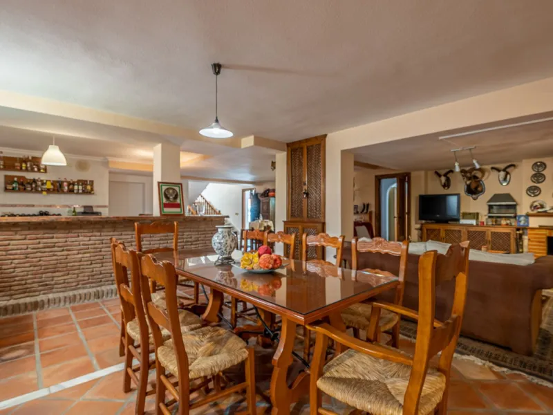 Magnificent Villa for sale with pool and private garden very close to the beach near the Puerto Marina in Benalmádena Costa. It is a villa with personality and its own style. Contemporary architecture on the outside joins with the Andalusian style  to enj