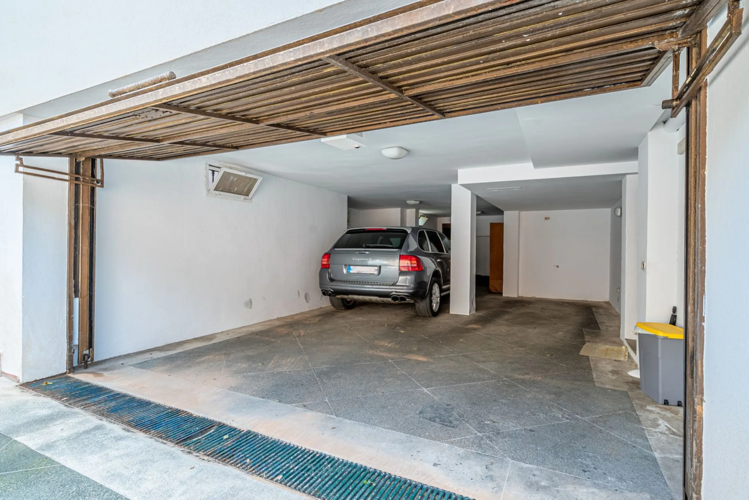 Magnificent Villa for sale with pool and private garden very close to the beach near the Puerto Marina in Benalmádena Costa. It is a villa with personality and its own style. Contemporary architecture on the outside joins with the Andalusian style  to enj
