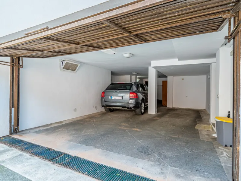 Magnificent Villa for sale with pool and private garden very close to the beach near the Puerto Marina in Benalmádena Costa. It is a villa with personality and its own style. Contemporary architecture on the outside joins with the Andalusian style  to enj