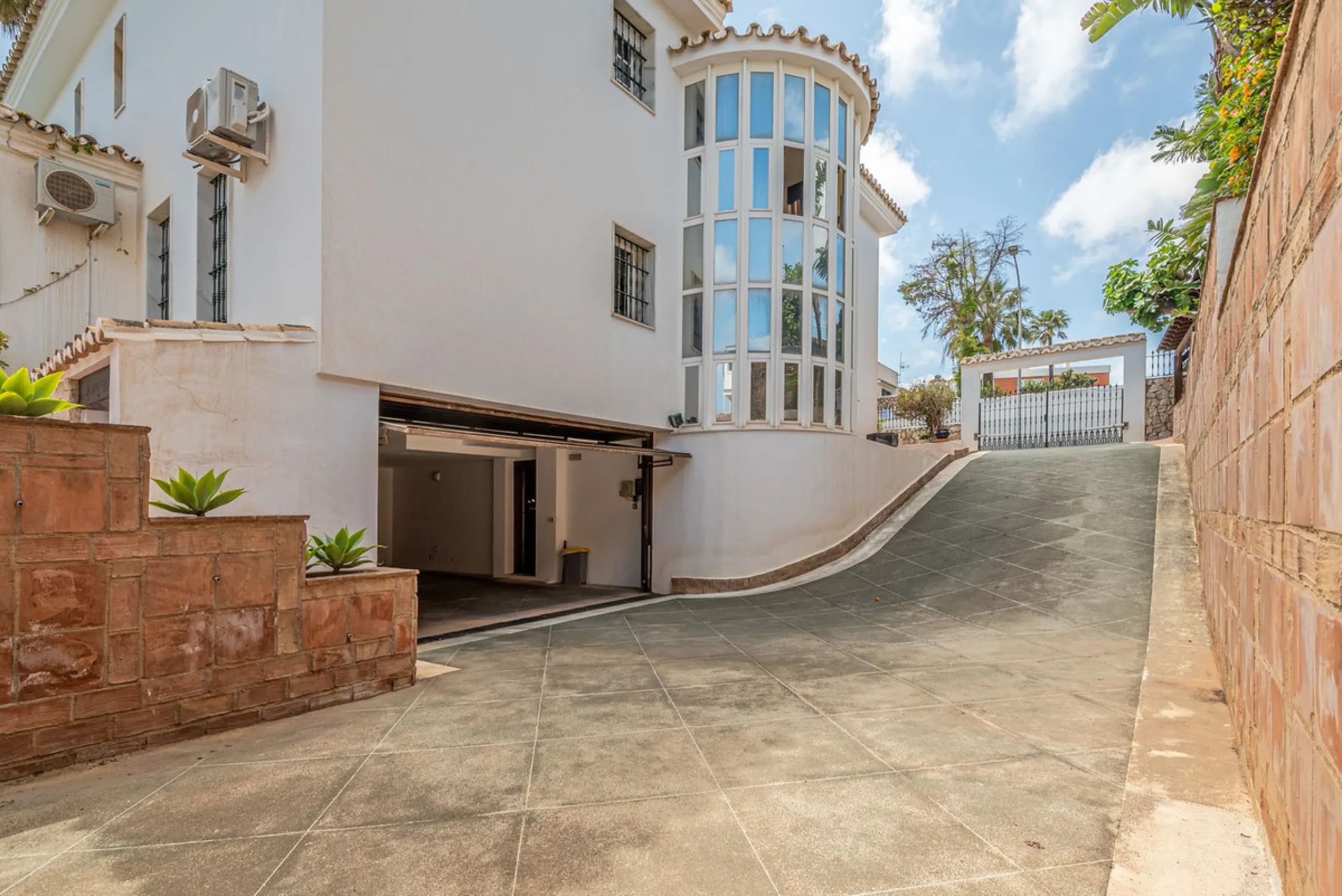 Magnificent Villa for sale with pool and private garden very close to the beach near the Puerto Marina in Benalmádena Costa. It is a villa with personality and its own style. Contemporary architecture on the outside joins with the Andalusian style  to enj