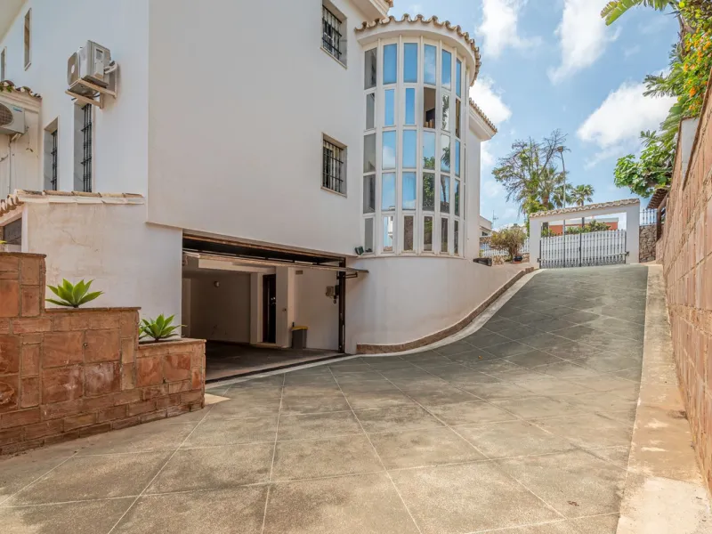 Magnificent Villa for sale with pool and private garden very close to the beach near the Puerto Marina in Benalmádena Costa. It is a villa with personality and its own style. Contemporary architecture on the outside joins with the Andalusian style  to enj