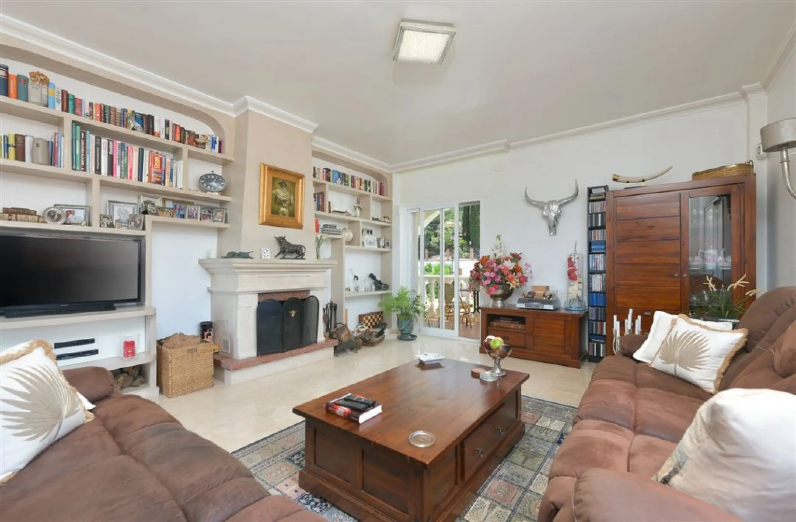 Impressive villa that we find in the sought after urbanization of Pinos de Alhaurín el Alhaurín de la Torre.