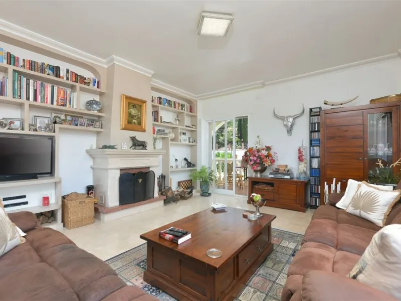 Impressive villa that we find in the sought after urbanization of Pinos de Alhaurín el Alhaurín de la Torre.