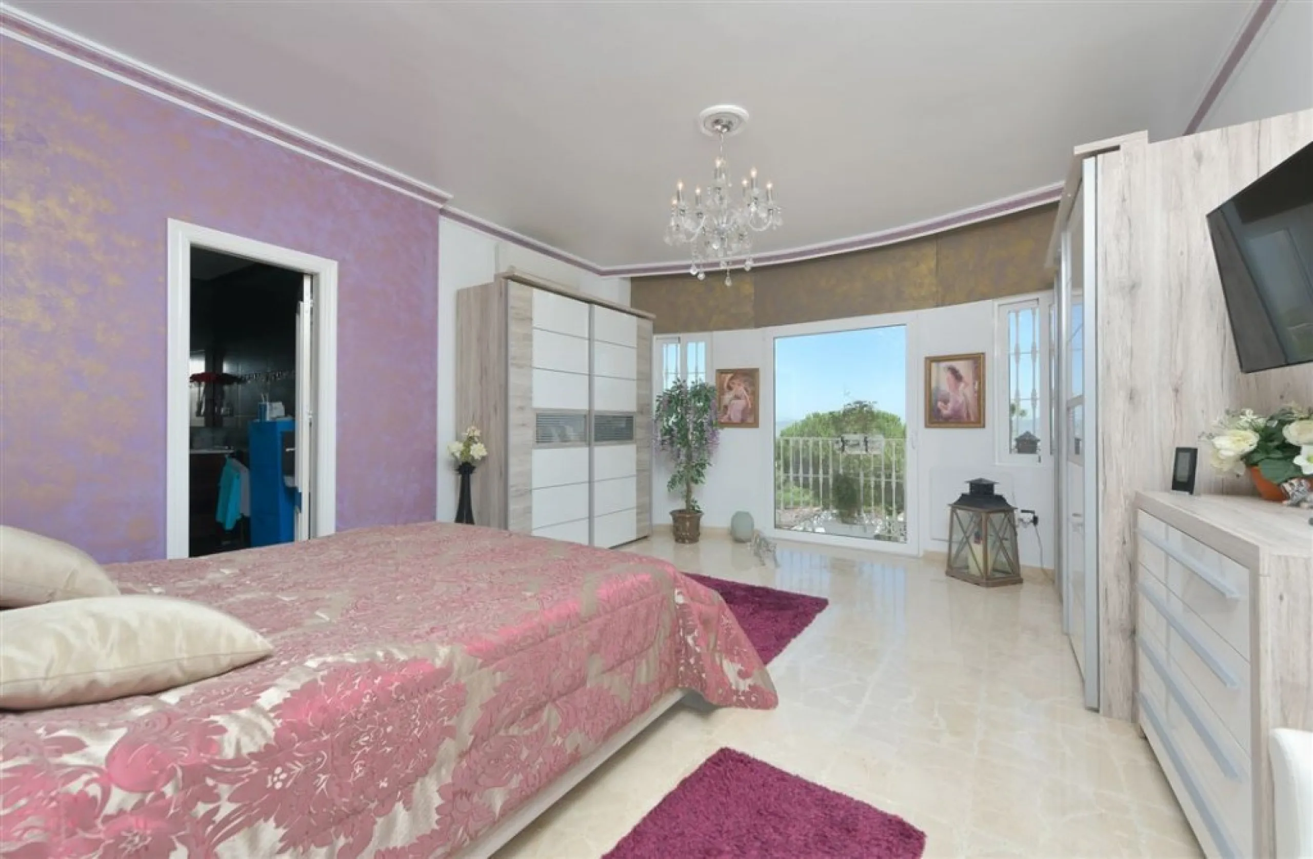 Impressive villa that we find in the sought after urbanization of Pinos de Alhaurín el Alhaurín de la Torre.