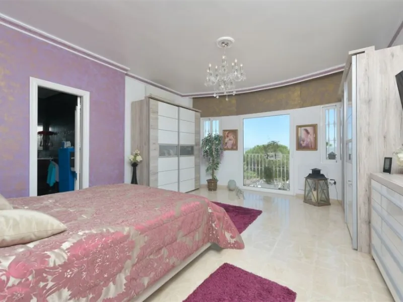 Impressive villa that we find in the sought after urbanization of Pinos de Alhaurín el Alhaurín de la Torre.
