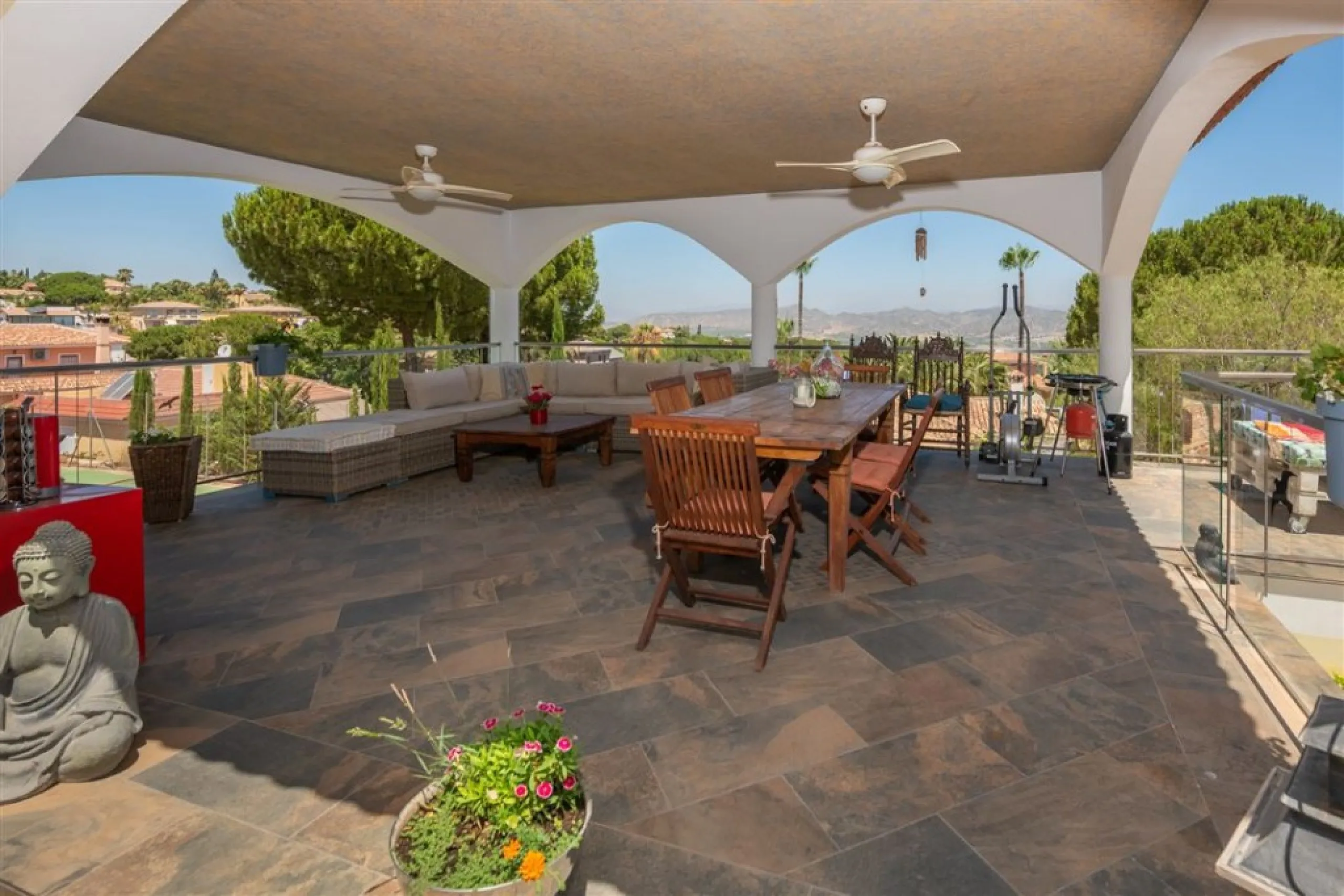 Impressive villa that we find in the sought after urbanization of Pinos de Alhaurín el Alhaurín de la Torre.