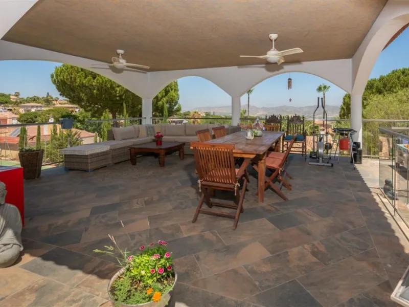 Impressive villa that we find in the sought after urbanization of Pinos de Alhaurín el Alhaurín de la Torre.