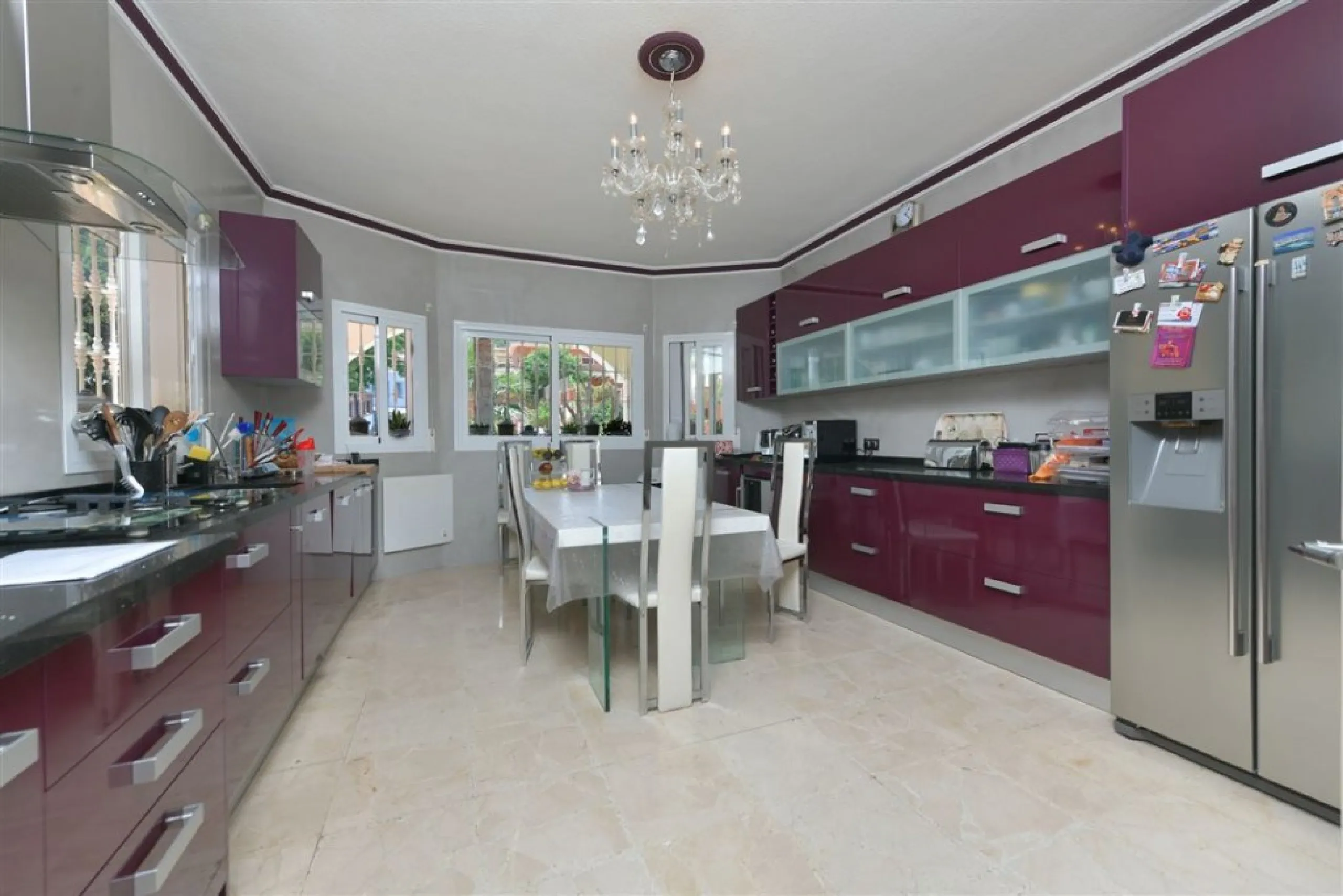 Impressive villa that we find in the sought after urbanization of Pinos de Alhaurín el Alhaurín de la Torre.