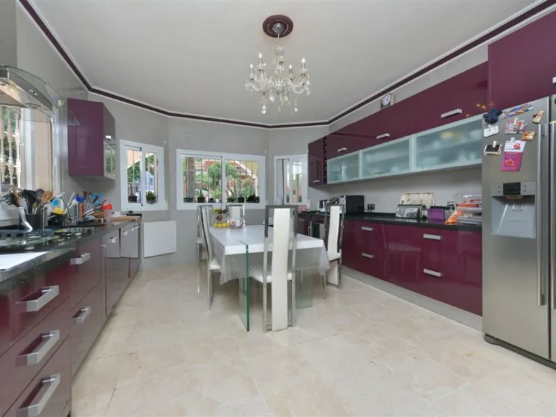 Impressive villa that we find in the sought after urbanization of Pinos de Alhaurín el Alhaurín de la Torre.