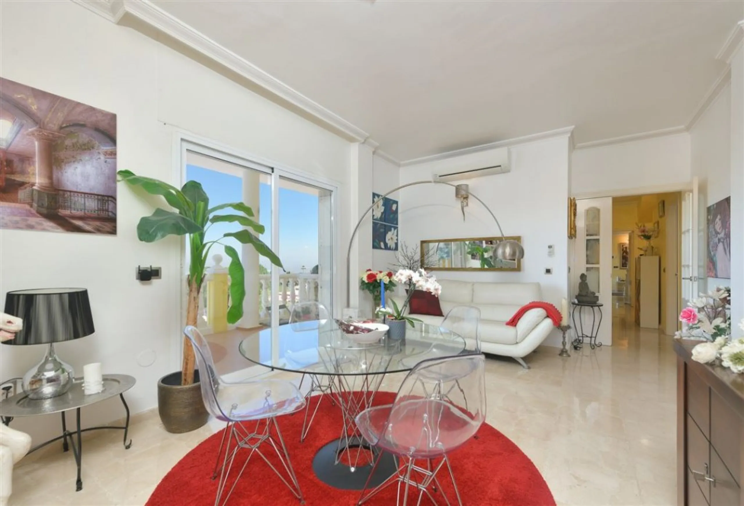 Impressive villa that we find in the sought after urbanization of Pinos de Alhaurín el Alhaurín de la Torre.