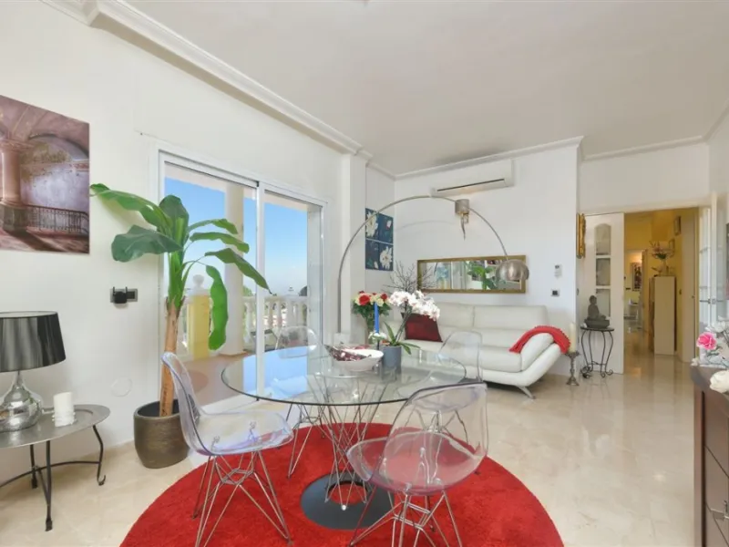 Impressive villa that we find in the sought after urbanization of Pinos de Alhaurín el Alhaurín de la Torre.