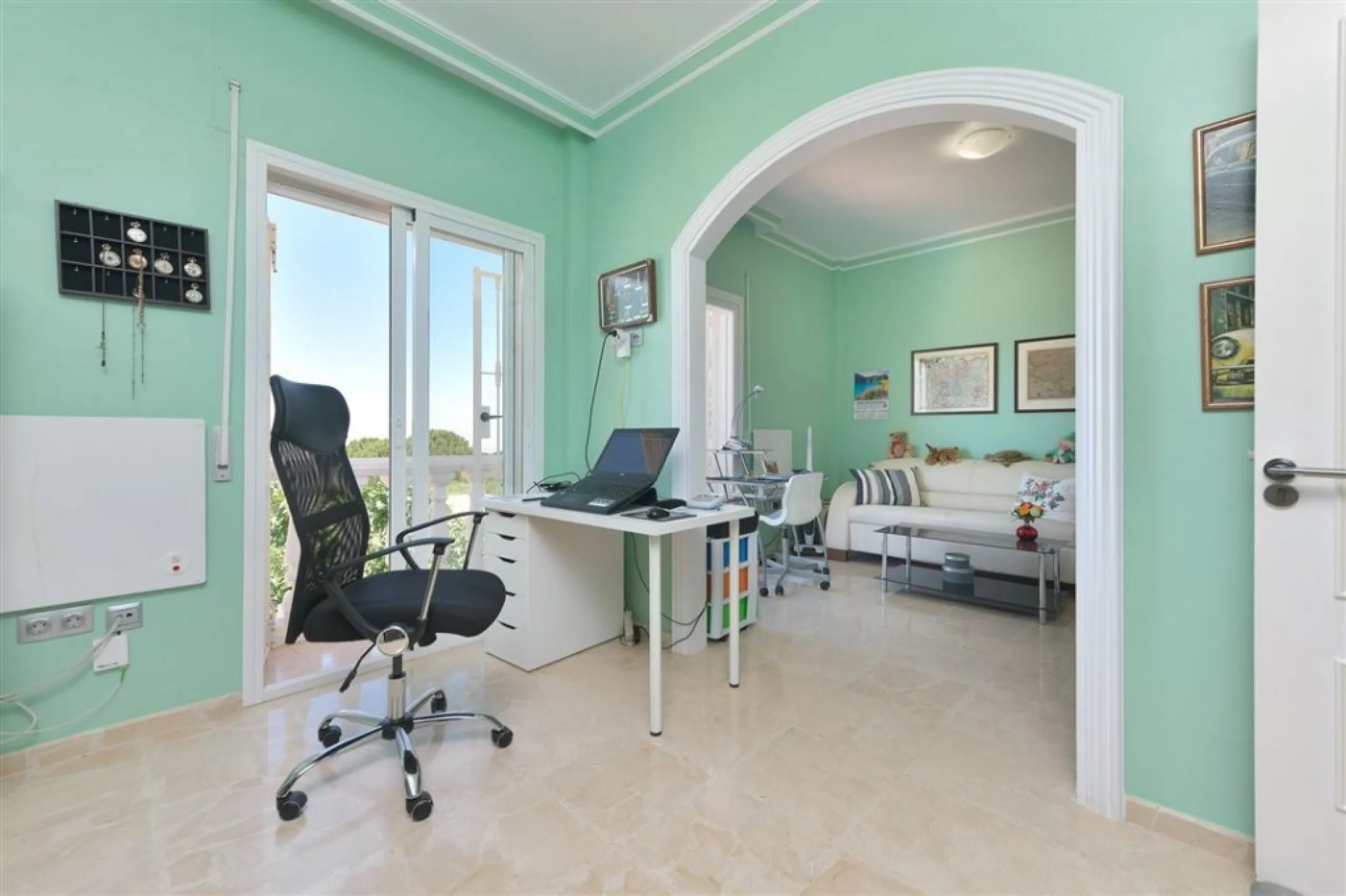 Impressive villa that we find in the sought after urbanization of Pinos de Alhaurín el Alhaurín de la Torre.