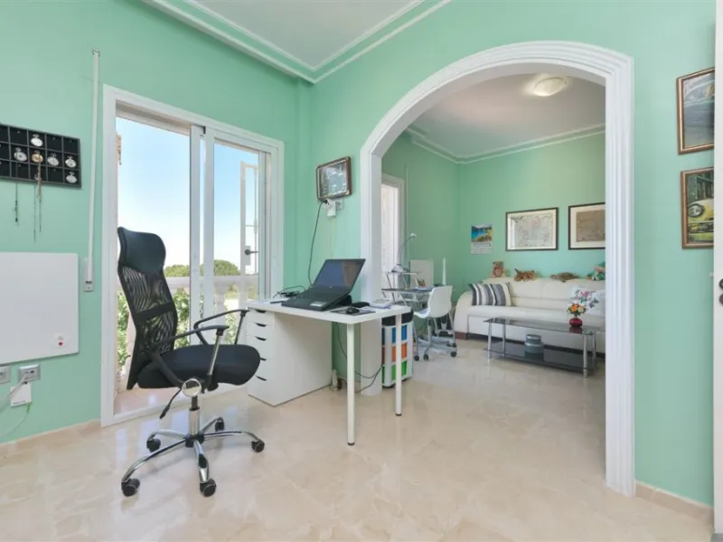 Impressive villa that we find in the sought after urbanization of Pinos de Alhaurín el Alhaurín de la Torre.