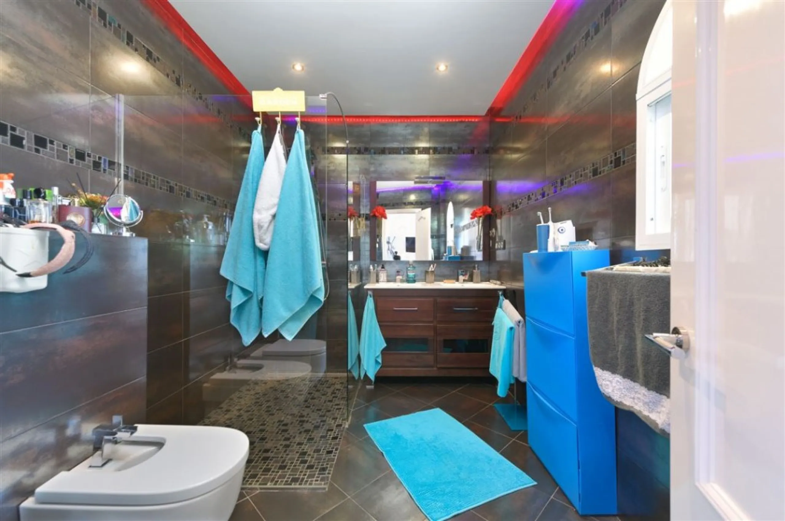 Impressive villa that we find in the sought after urbanization of Pinos de Alhaurín el Alhaurín de la Torre.
