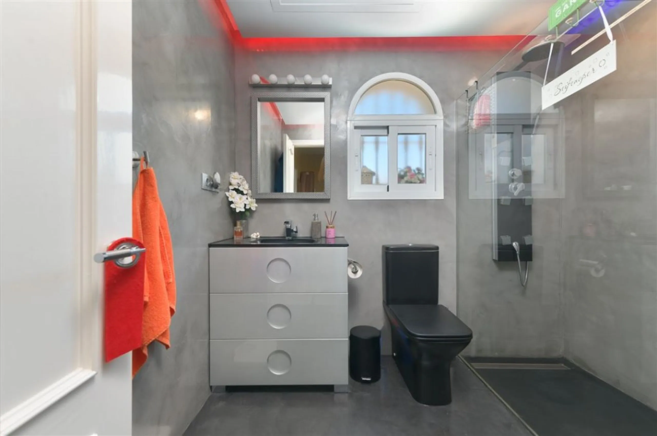 Impressive villa that we find in the sought after urbanization of Pinos de Alhaurín el Alhaurín de la Torre.