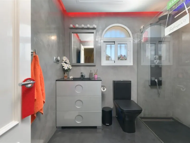 Impressive villa that we find in the sought after urbanization of Pinos de Alhaurín el Alhaurín de la Torre.
