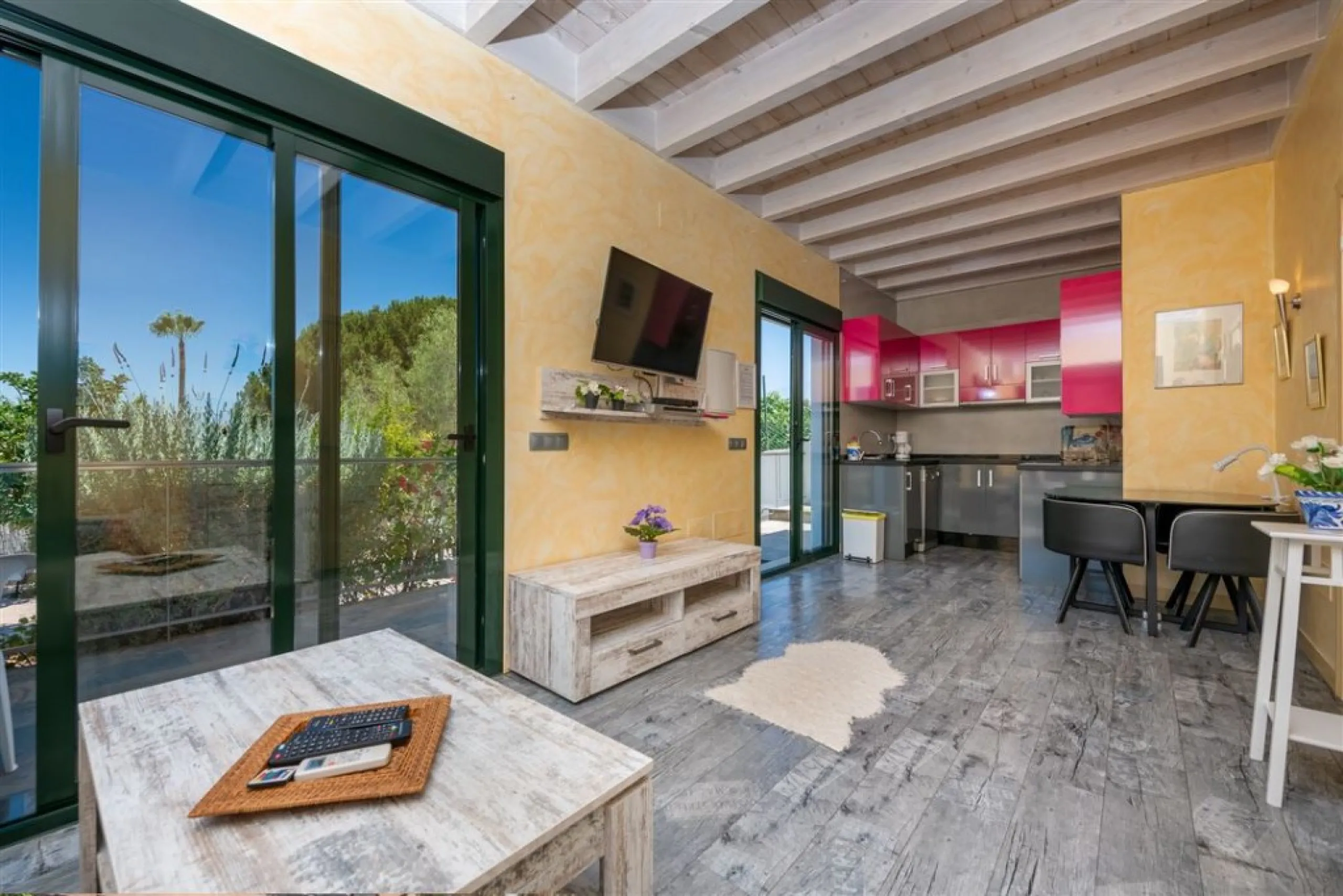 Impressive villa that we find in the sought after urbanization of Pinos de Alhaurín el Alhaurín de la Torre.