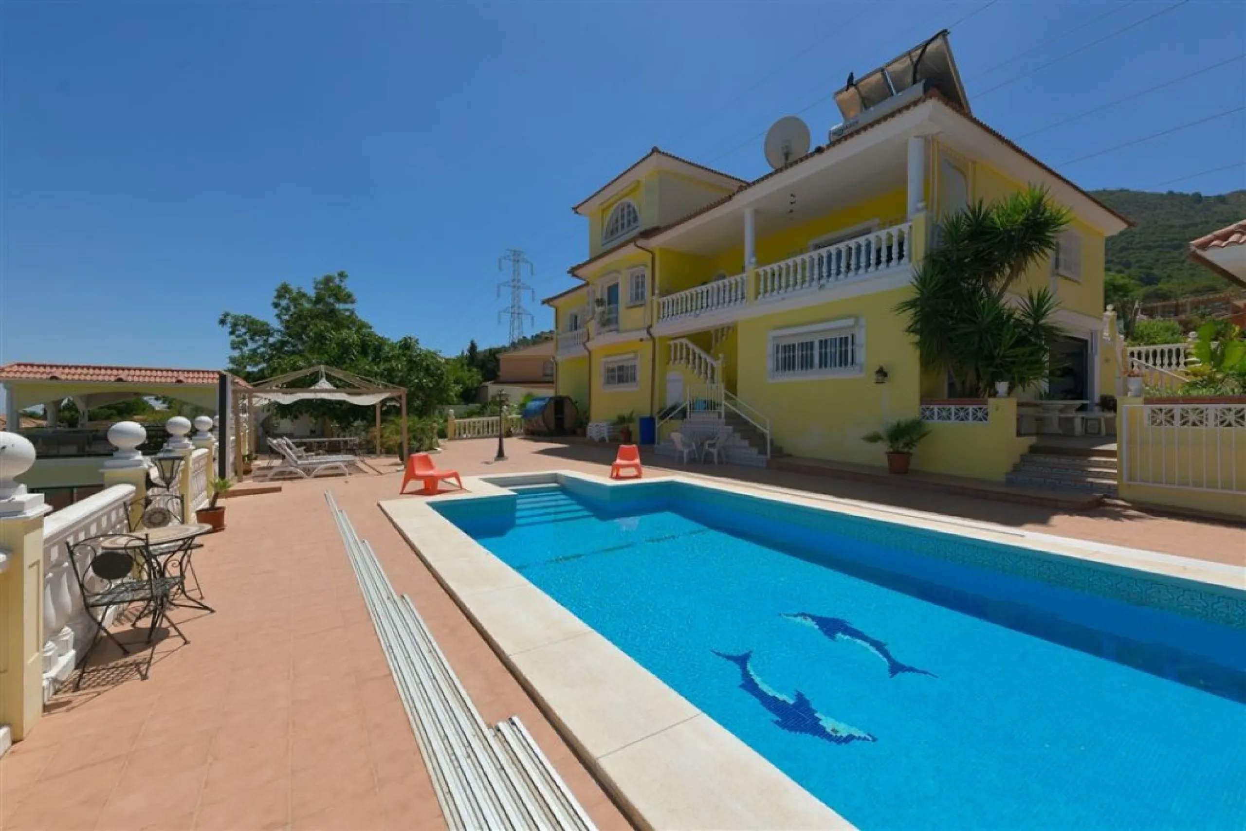 Impressive villa that we find in the sought after urbanization of Pinos de Alhaurín el Alhaurín de la Torre.