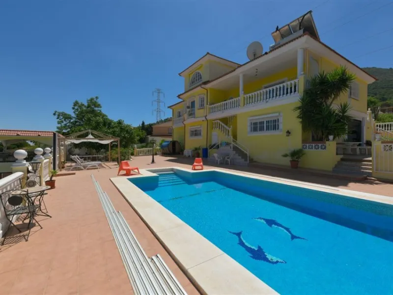 Impressive villa that we find in the sought after urbanization of Pinos de Alhaurín el Alhaurín de la Torre.