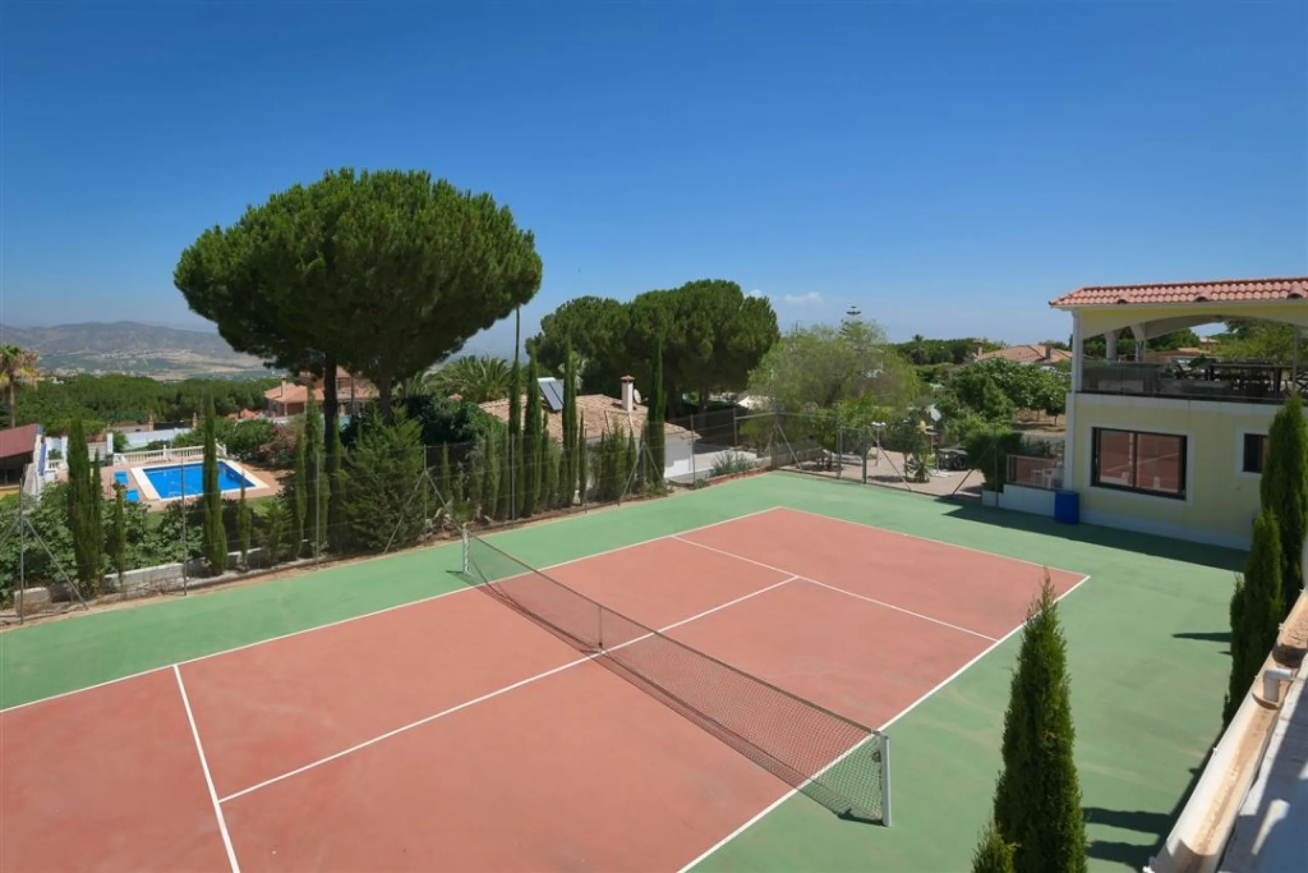 Impressive villa that we find in the sought after urbanization of Pinos de Alhaurín el Alhaurín de la Torre.