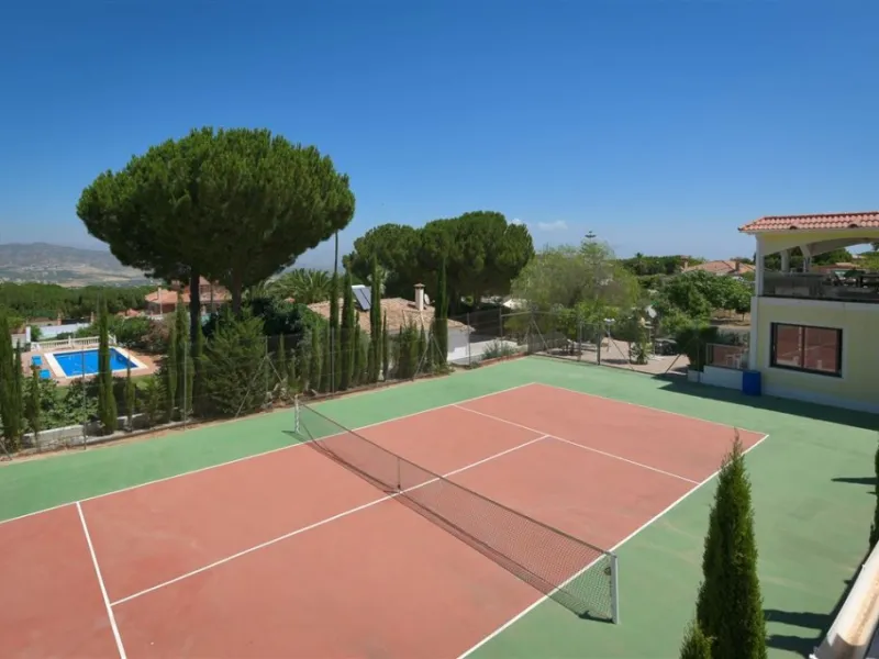 Impressive villa that we find in the sought after urbanization of Pinos de Alhaurín el Alhaurín de la Torre.