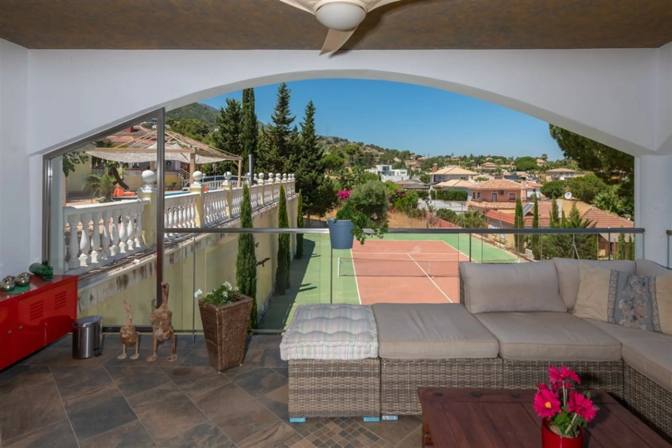 Impressive villa that we find in the sought after urbanization of Pinos de Alhaurín el Alhaurín de la Torre.