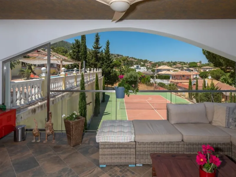 Impressive villa that we find in the sought after urbanization of Pinos de Alhaurín el Alhaurín de la Torre.