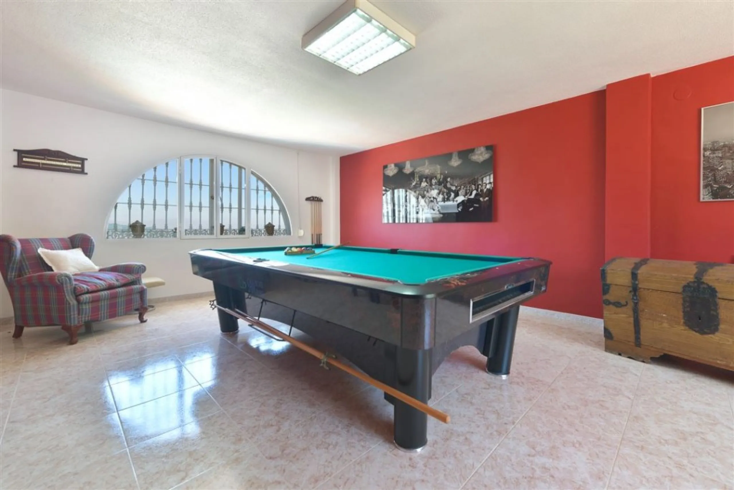 Impressive villa that we find in the sought after urbanization of Pinos de Alhaurín el Alhaurín de la Torre.