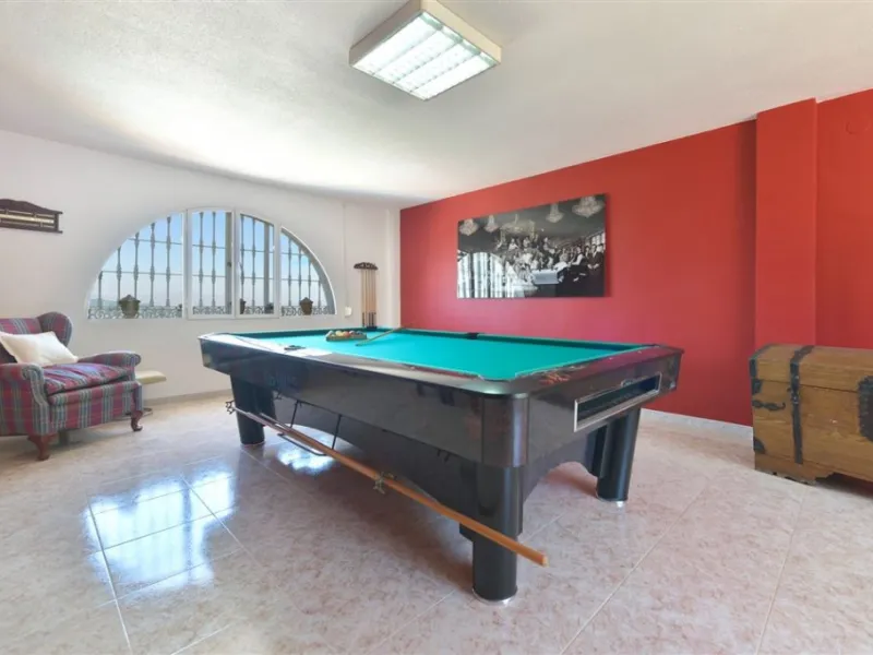 Impressive villa that we find in the sought after urbanization of Pinos de Alhaurín el Alhaurín de la Torre.