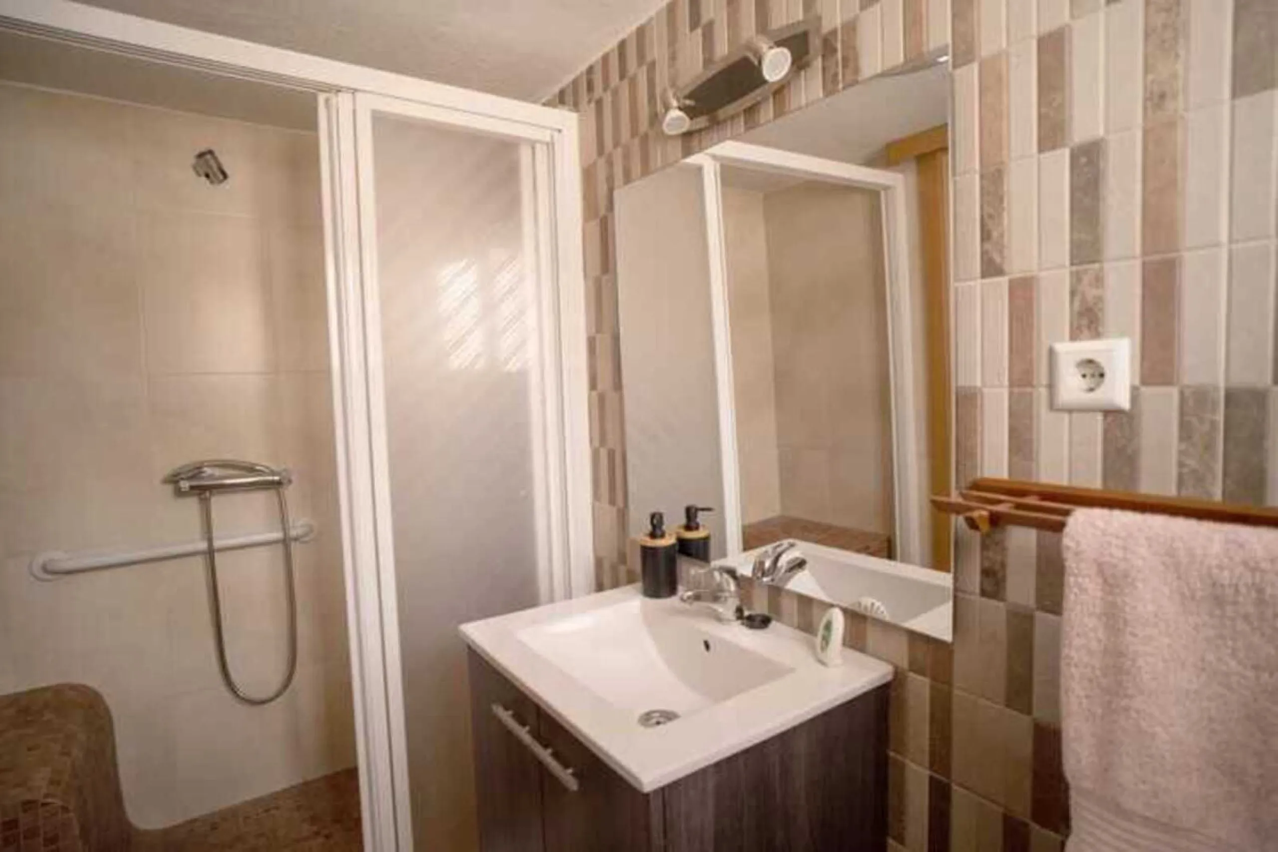 Spacious renovated semi-detached house with 200 m², 6 bedrooms and solar panels 5 minutes from Fuengirola