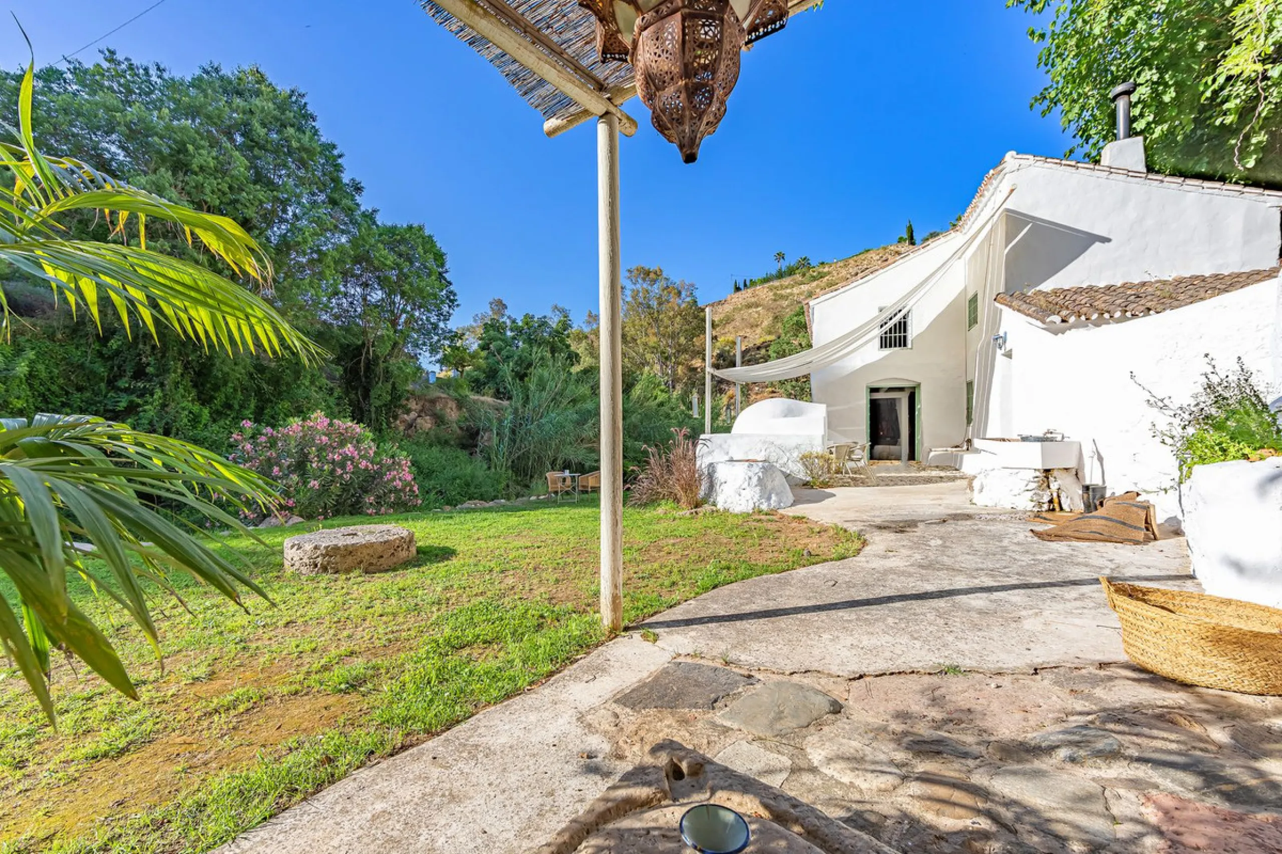 Magnificent dream house in an old mill from the 16th century, in an idyllic setting by the river, with beautiful landscapes with fruit trees in a natural environment, and a private pool, built on a 15,600 m2 plot just 20 minutes from Marbella. The propert