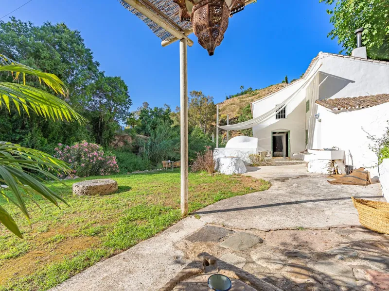 Magnificent dream house in an old mill from the 16th century, in an idyllic setting by the river, with beautiful landscapes with fruit trees in a natural environment, and a private pool, built on a 15,600 m2 plot just 20 minutes from Marbella. The propert