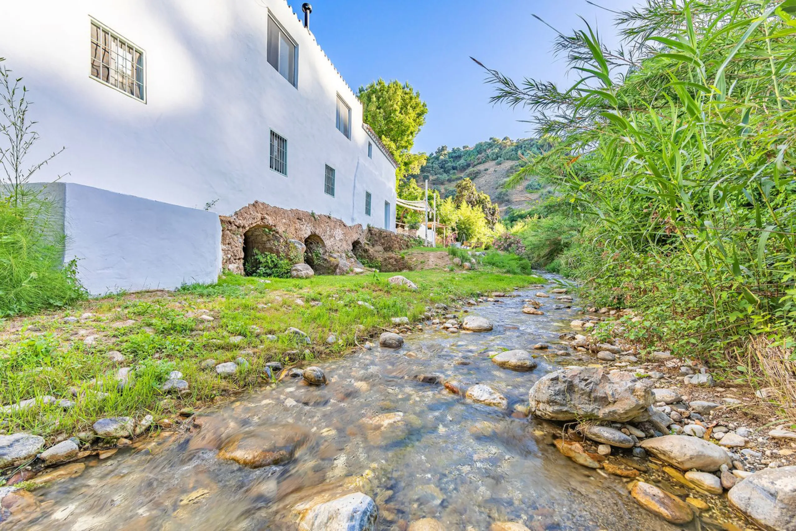 Magnificent dream house in an old mill from the 16th century, in an idyllic setting by the river, with beautiful landscapes with fruit trees in a natural environment, and a private pool, built on a 15,600 m2 plot just 20 minutes from Marbella. The propert