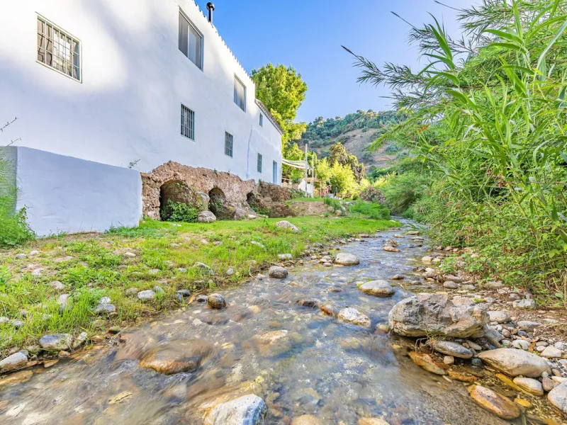 Magnificent dream house in an old mill from the 16th century, in an idyllic setting by the river, with beautiful landscapes with fruit trees in a natural environment, and a private pool, built on a 15,600 m2 plot just 20 minutes from Marbella. The propert