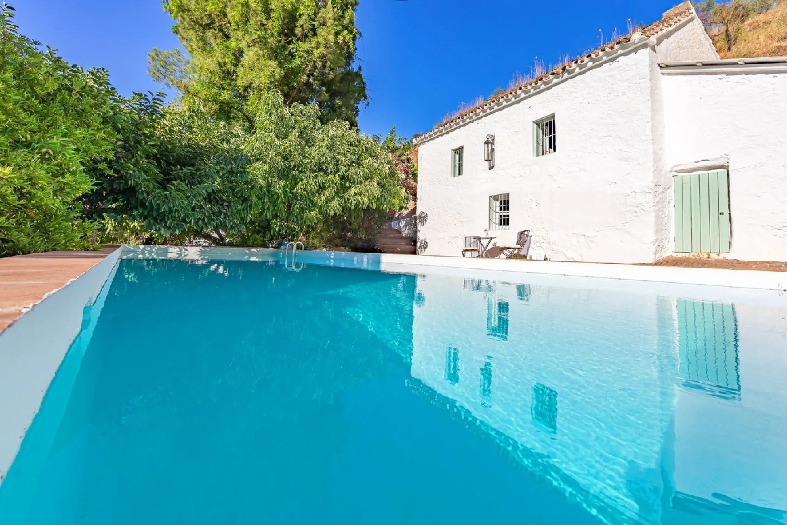 Magnificent dream house in an old mill from the 16th century, in an idyllic setting by the river, with beautiful landscapes with fruit trees in a natural environment, and a private pool, built on a 15,600 m2 plot just 20 minutes from Marbella. The propert