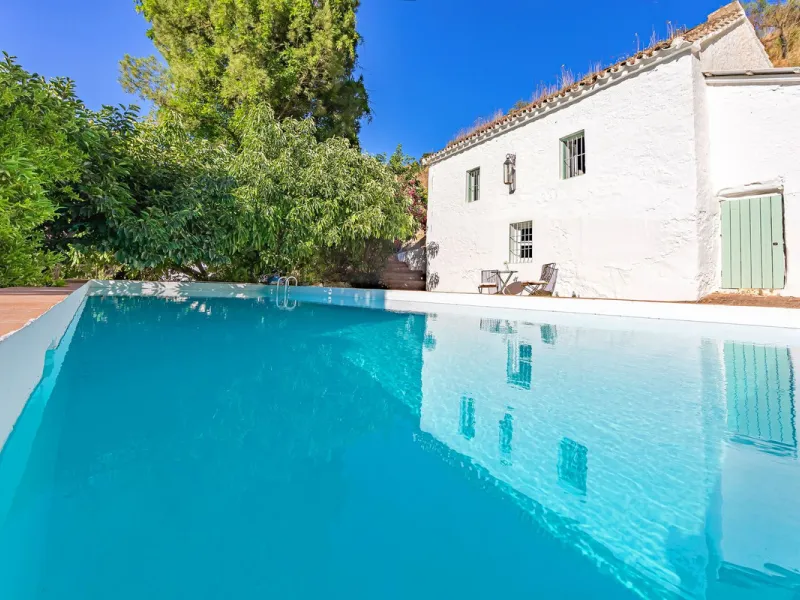 Magnificent dream house in an old mill from the 16th century, in an idyllic setting by the river, with beautiful landscapes with fruit trees in a natural environment, and a private pool, built on a 15,600 m2 plot just 20 minutes from Marbella. The propert