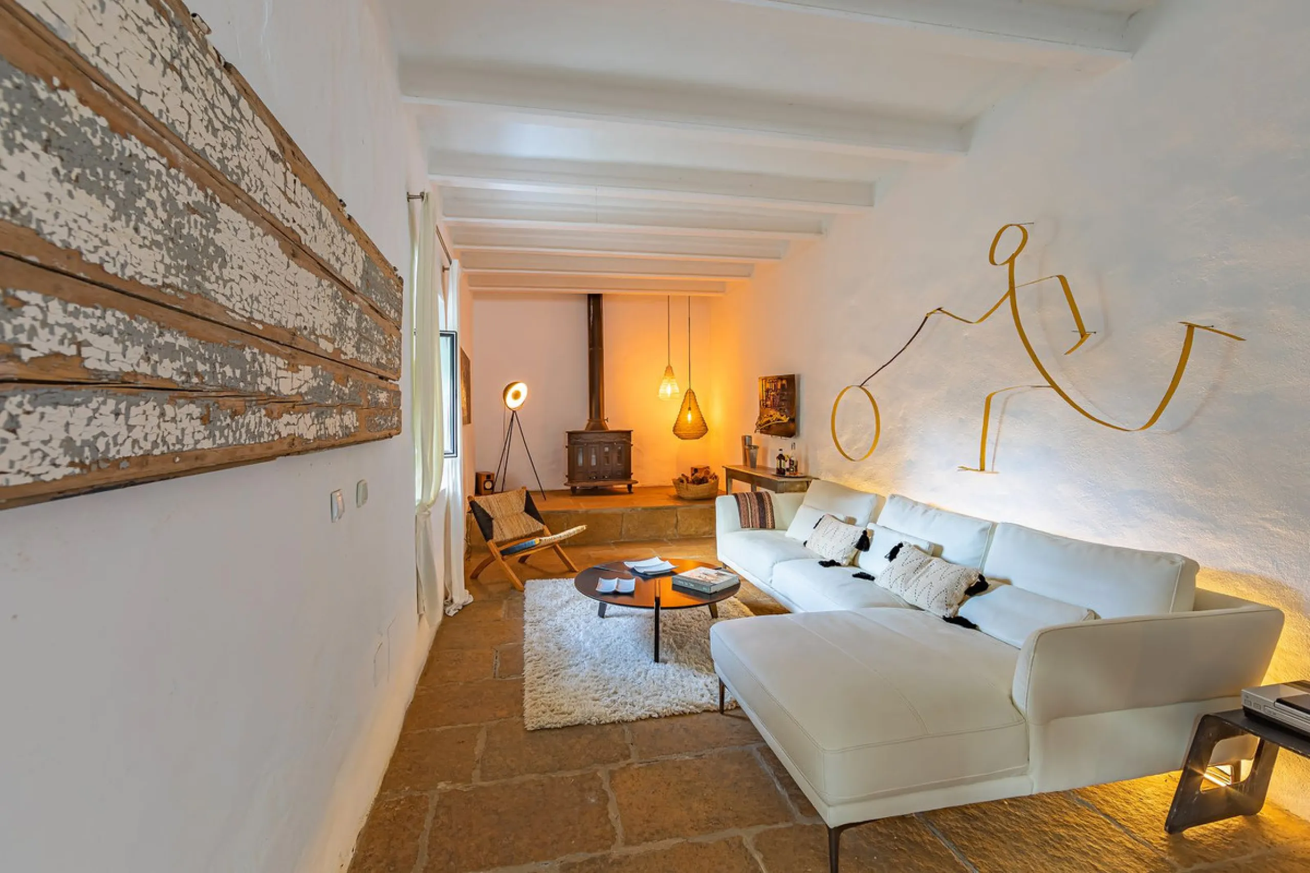 Magnificent dream house in an old mill from the 16th century, in an idyllic setting by the river, with beautiful landscapes with fruit trees in a natural environment, and a private pool, built on a 15,600 m2 plot just 20 minutes from Marbella. The propert