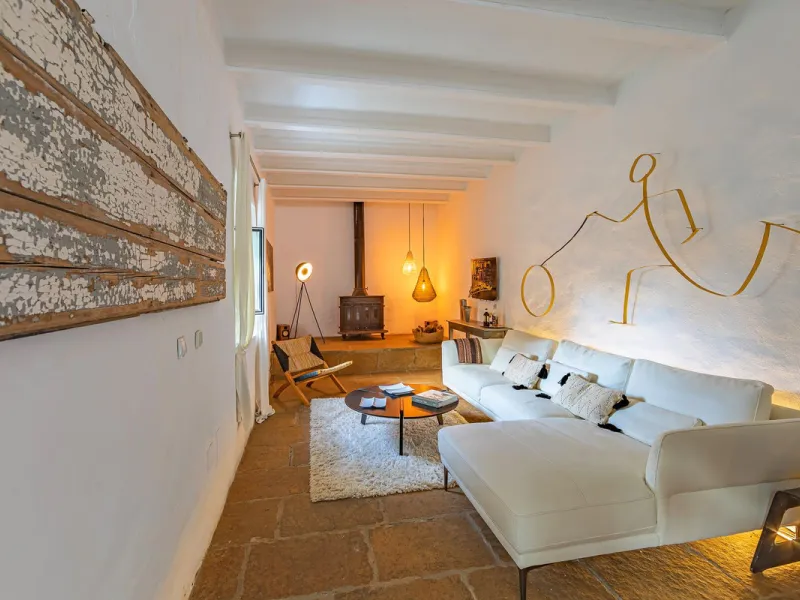 Magnificent dream house in an old mill from the 16th century, in an idyllic setting by the river, with beautiful landscapes with fruit trees in a natural environment, and a private pool, built on a 15,600 m2 plot just 20 minutes from Marbella. The propert