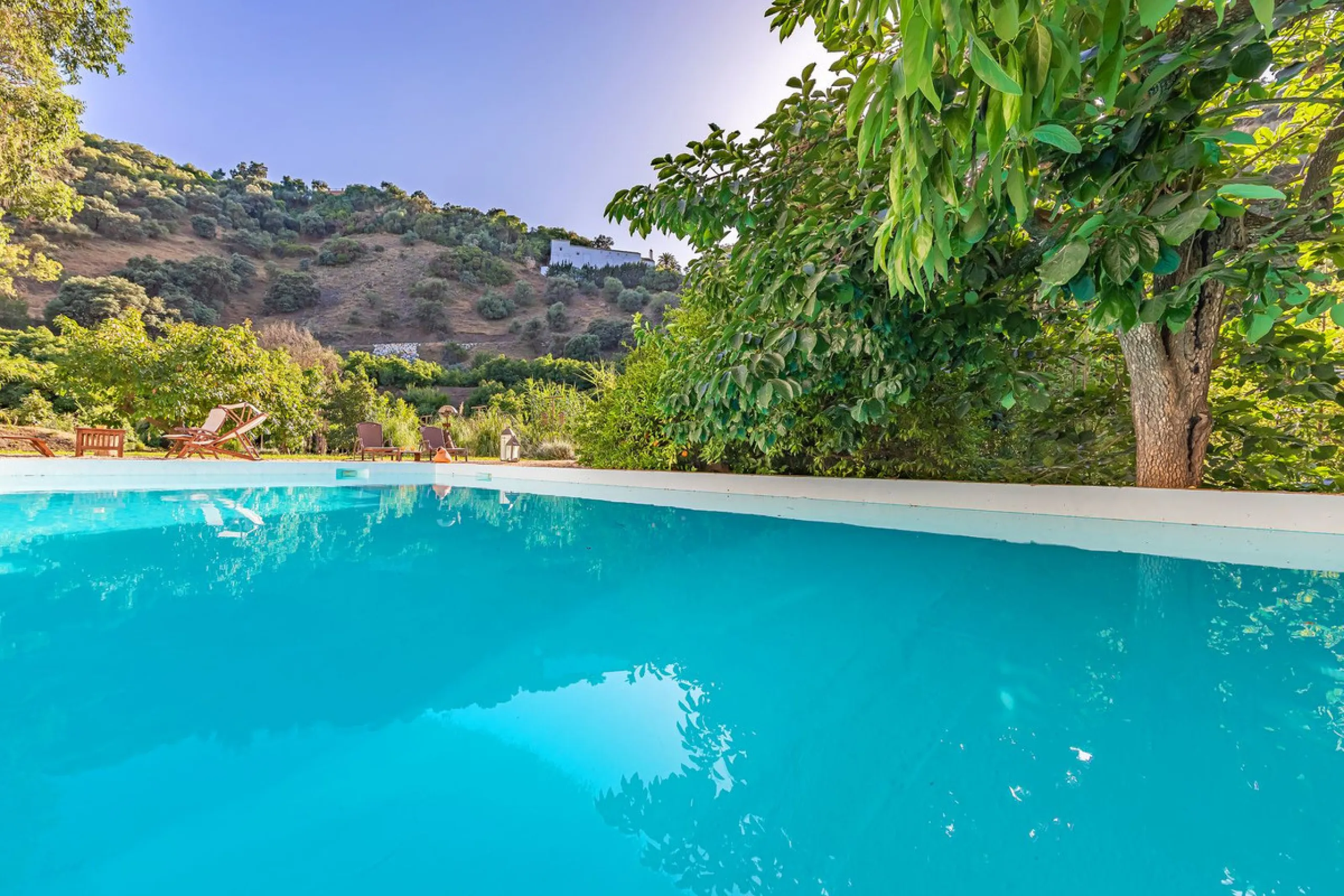 Magnificent dream house in an old mill from the 16th century, in an idyllic setting by the river, with beautiful landscapes with fruit trees in a natural environment, and a private pool, built on a 15,600 m2 plot just 20 minutes from Marbella. The propert