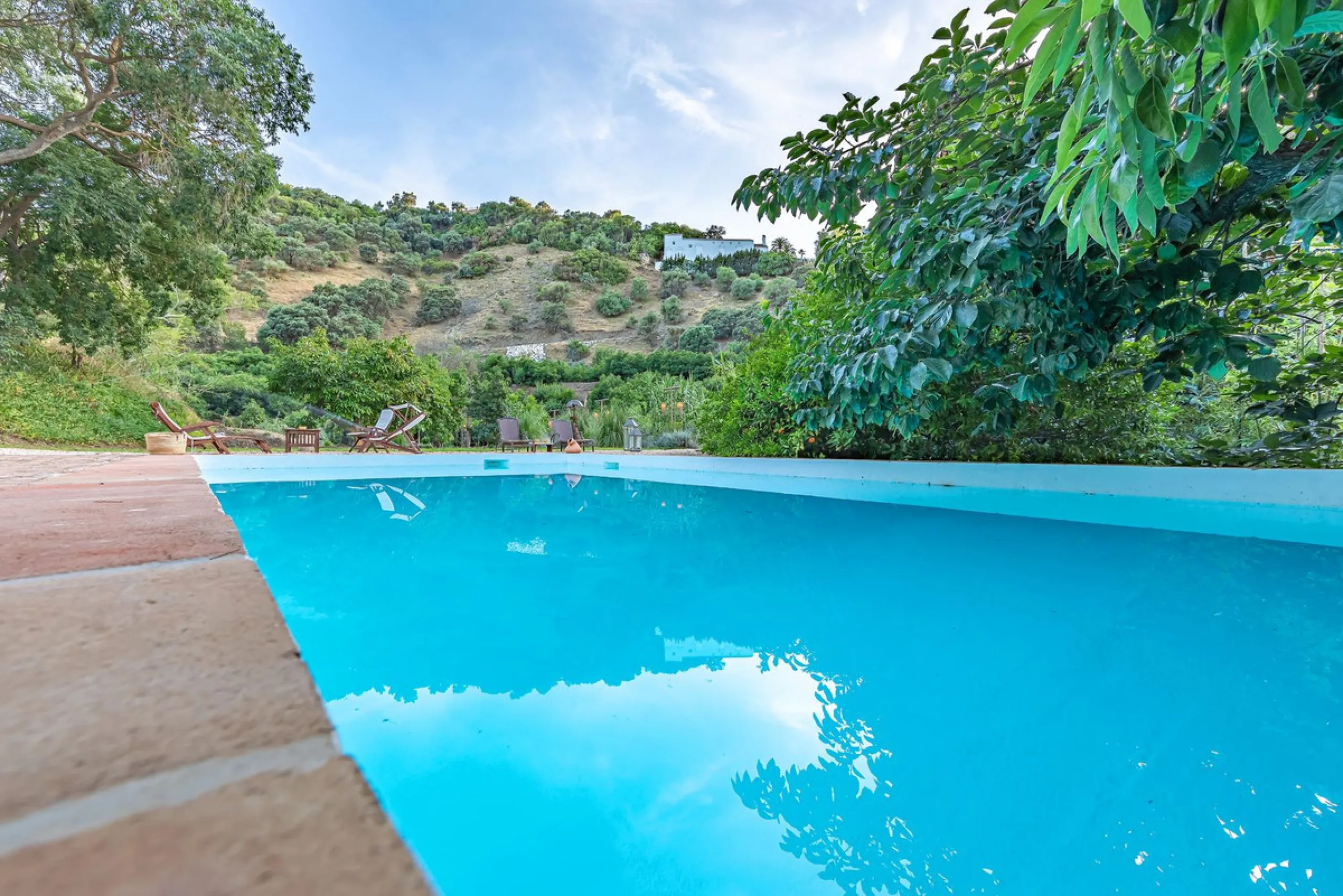 Magnificent dream house in an old mill from the 16th century, in an idyllic setting by the river, with beautiful landscapes with fruit trees in a natural environment, and a private pool, built on a 15,600 m2 plot just 20 minutes from Marbella. The propert