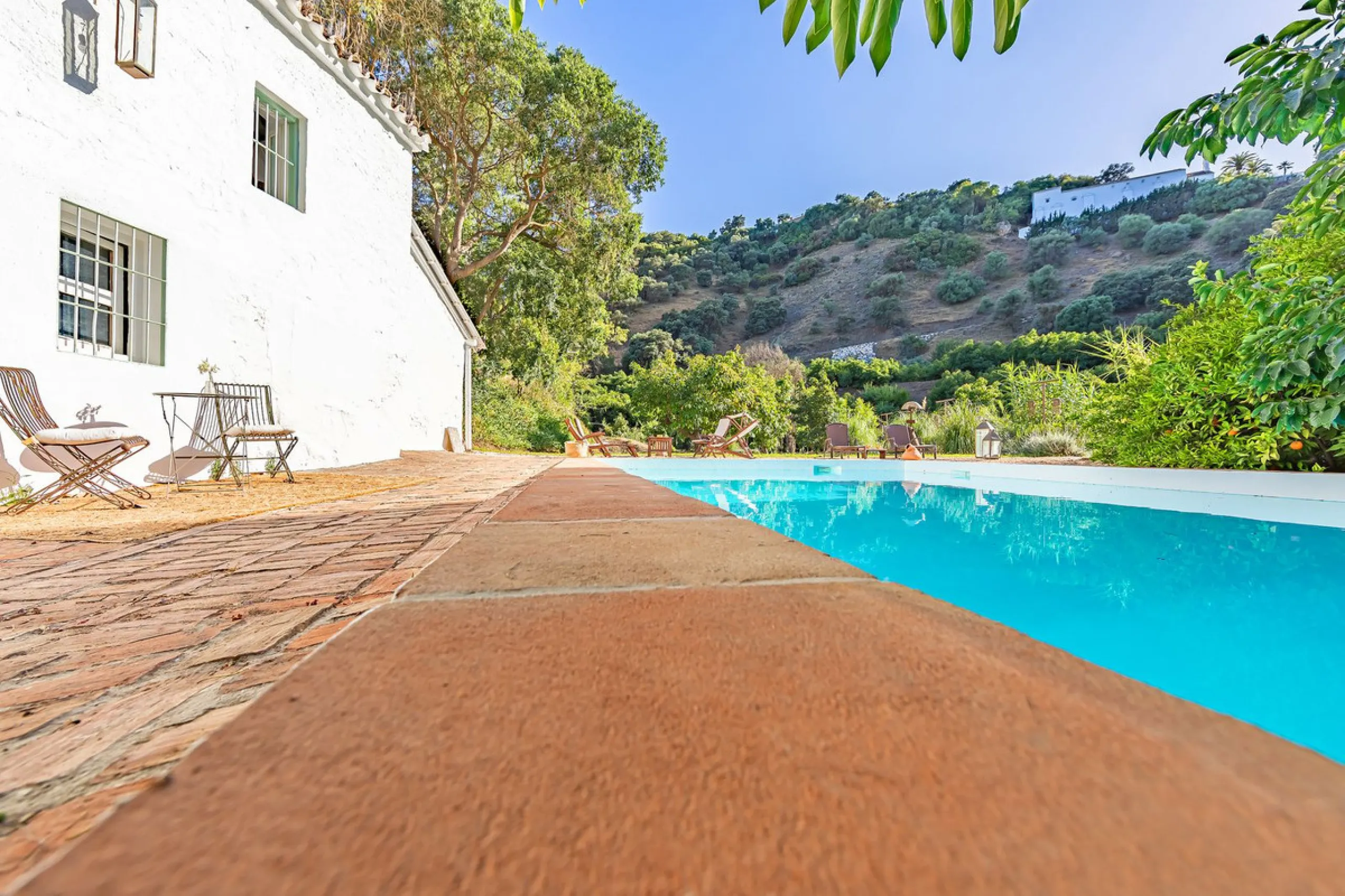 Magnificent dream house in an old mill from the 16th century, in an idyllic setting by the river, with beautiful landscapes with fruit trees in a natural environment, and a private pool, built on a 15,600 m2 plot just 20 minutes from Marbella. The propert