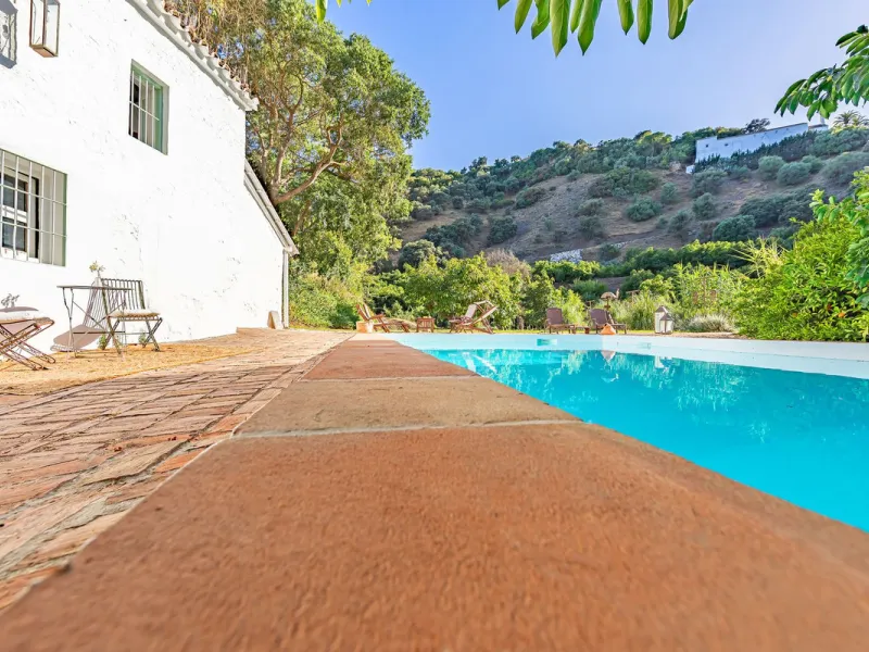 Magnificent dream house in an old mill from the 16th century, in an idyllic setting by the river, with beautiful landscapes with fruit trees in a natural environment, and a private pool, built on a 15,600 m2 plot just 20 minutes from Marbella. The propert