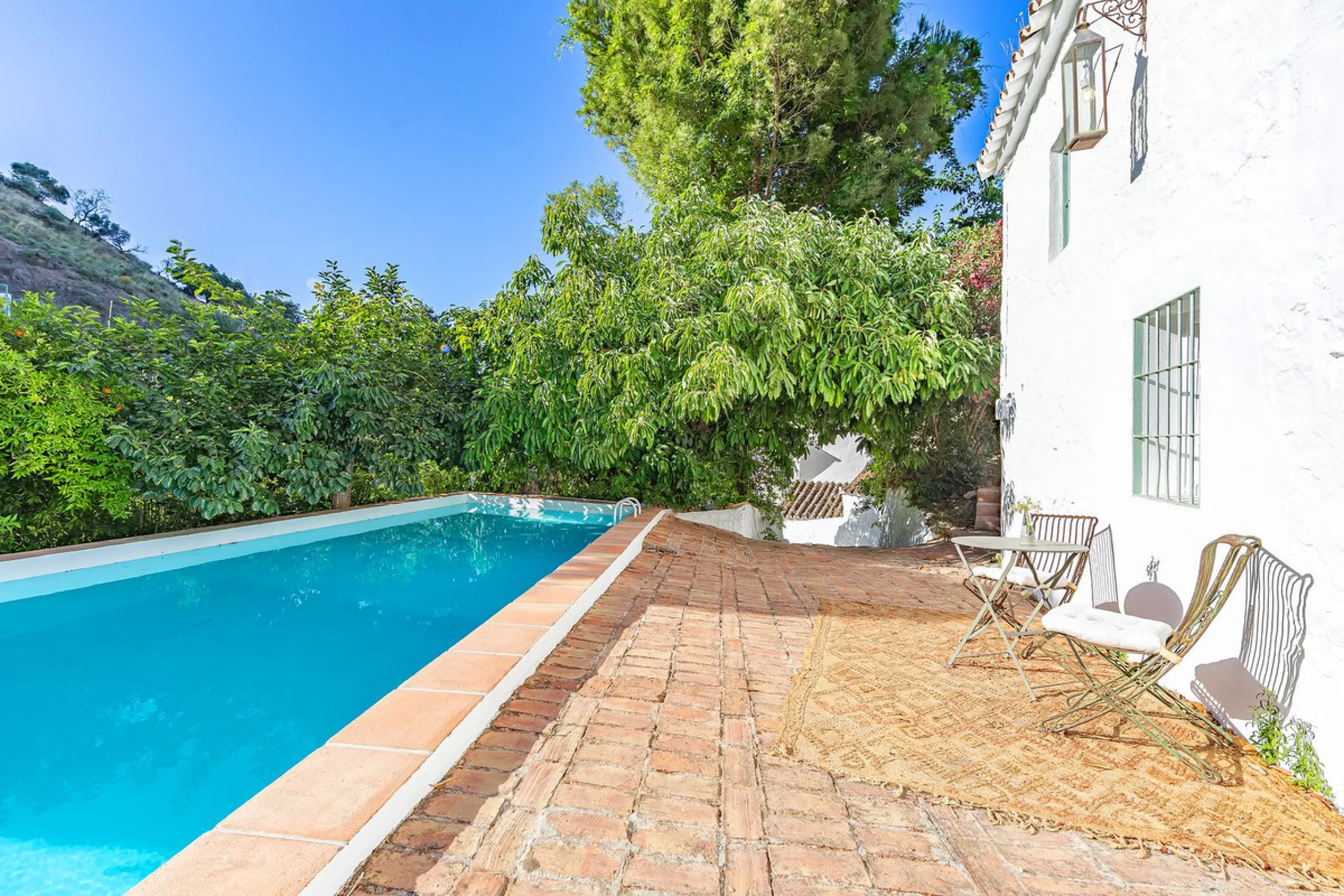 Magnificent dream house in an old mill from the 16th century, in an idyllic setting by the river, with beautiful landscapes with fruit trees in a natural environment, and a private pool, built on a 15,600 m2 plot just 20 minutes from Marbella. The propert