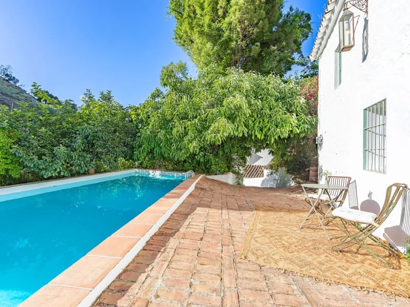 Magnificent dream house in an old mill from the 16th century, in an idyllic setting by the river, with beautiful landscapes with fruit trees in a natural environment, and a private pool, built on a 15,600 m2 plot just 20 minutes from Marbella. The propert