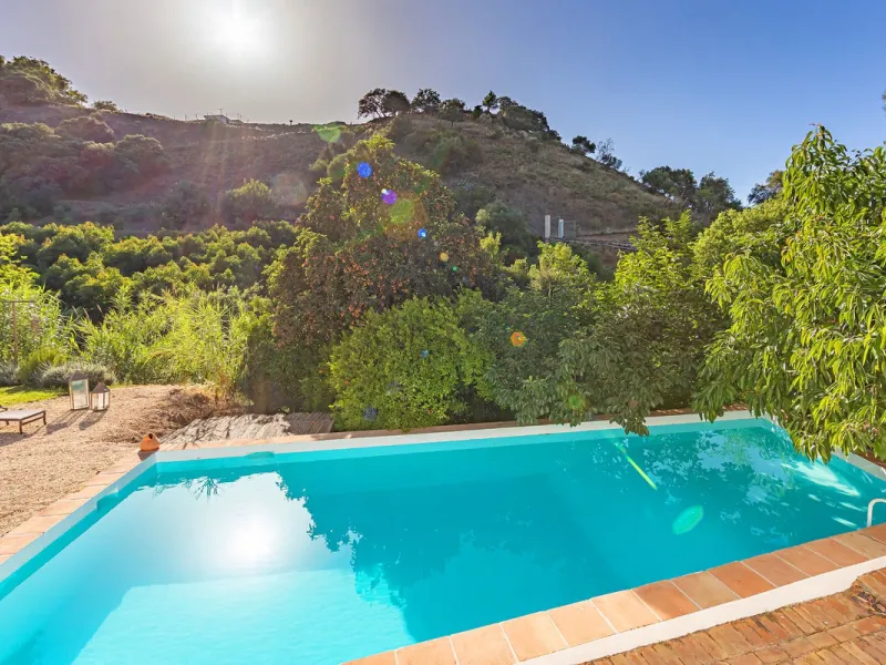 Magnificent dream house in an old mill from the 16th century, in an idyllic setting by the river, with beautiful landscapes with fruit trees in a natural environment, and a private pool, built on a 15,600 m2 plot just 20 minutes from Marbella. The propert