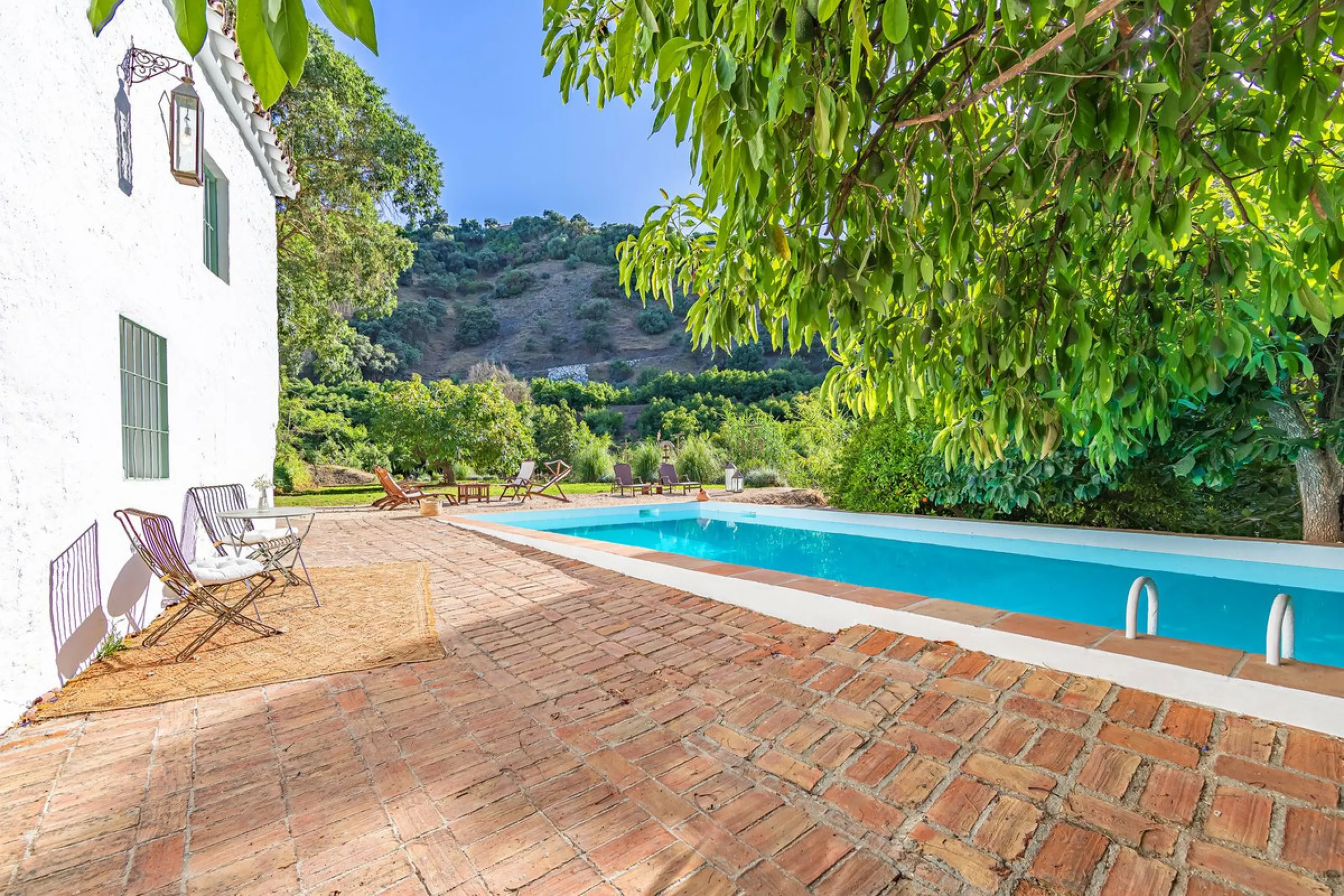 Magnificent dream house in an old mill from the 16th century, in an idyllic setting by the river, with beautiful landscapes with fruit trees in a natural environment, and a private pool, built on a 15,600 m2 plot just 20 minutes from Marbella. The propert