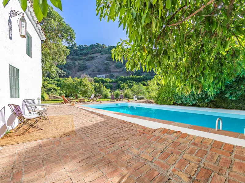 Magnificent dream house in an old mill from the 16th century, in an idyllic setting by the river, with beautiful landscapes with fruit trees in a natural environment, and a private pool, built on a 15,600 m2 plot just 20 minutes from Marbella. The propert