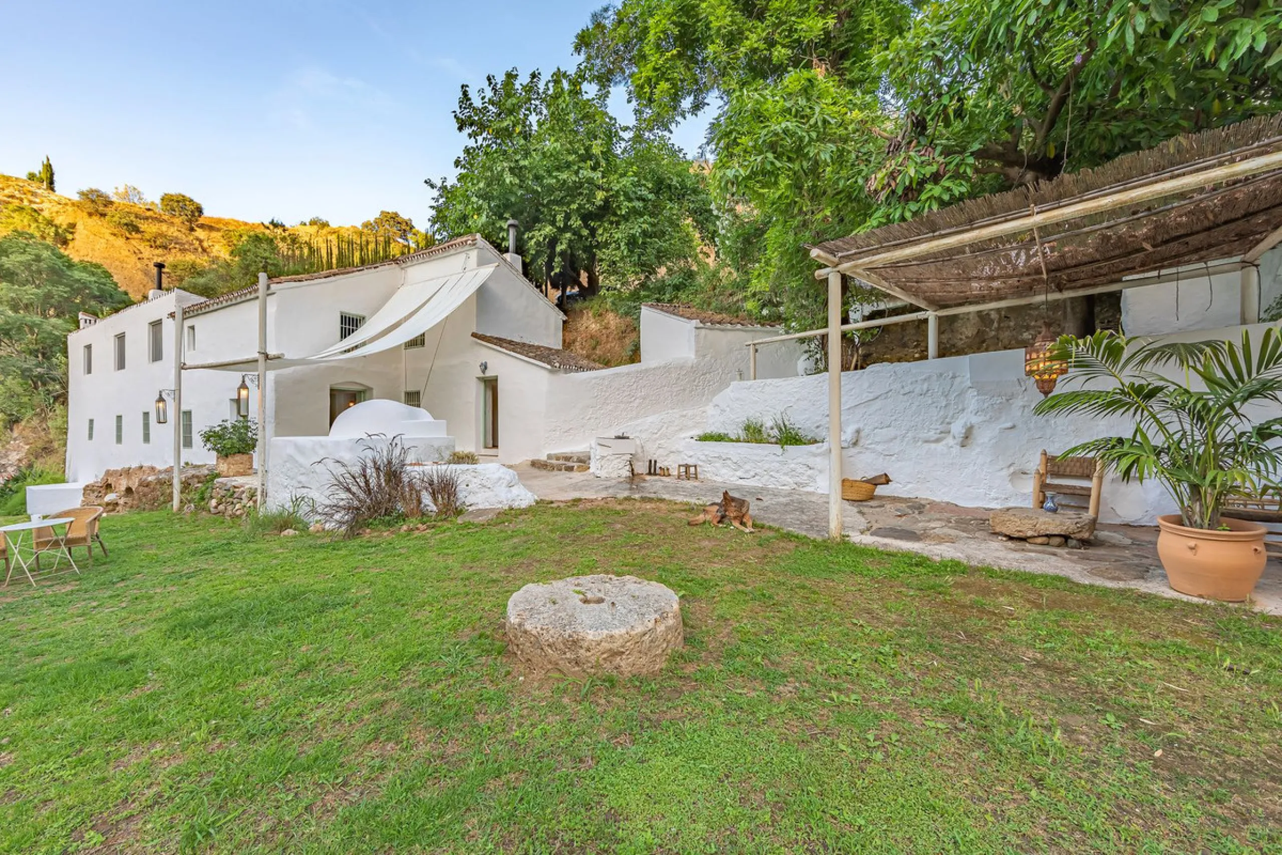 Magnificent dream house in an old mill from the 16th century, in an idyllic setting by the river, with beautiful landscapes with fruit trees in a natural environment, and a private pool, built on a 15,600 m2 plot just 20 minutes from Marbella. The propert