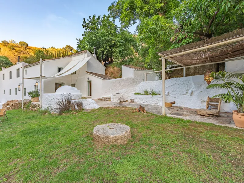 Magnificent dream house in an old mill from the 16th century, in an idyllic setting by the river, with beautiful landscapes with fruit trees in a natural environment, and a private pool, built on a 15,600 m2 plot just 20 minutes from Marbella. The propert